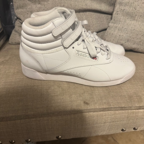 Selling Reebok tennis shoes I bought for myself but we’re not the right size - Picture 4 of 7